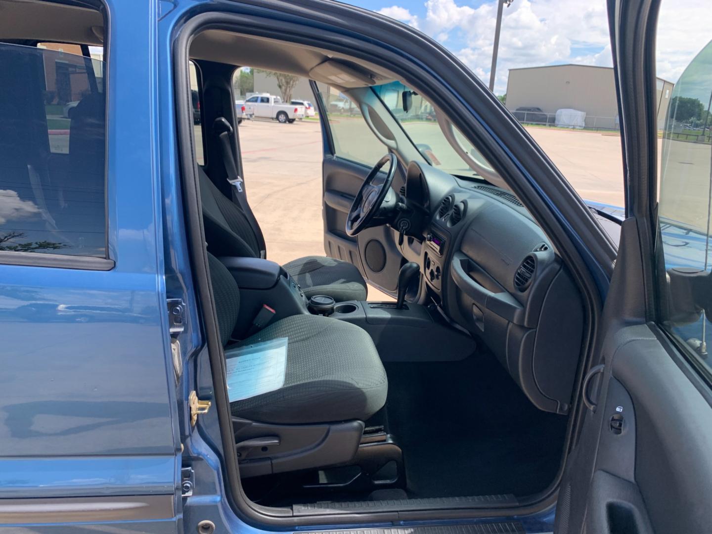 2004 blue /black Jeep Liberty Columbia Edition 2WD (1J4GK48KX4W) with an 3.7L V6 SOHC 12V engine, Automatic transmission, located at 14700 Tomball Parkway 249, Houston, TX, 77086, (281) 444-2200, 29.928619, -95.504074 - Photo#11